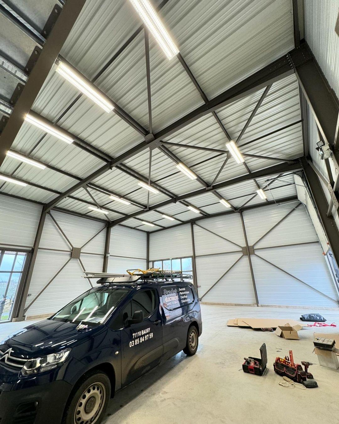 Éclairage LED bâtiment industriel véhicule Pradet Électricité Baugy 71