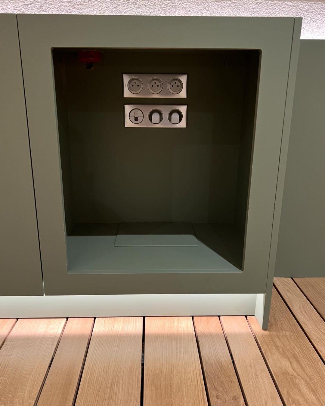 Prises et sortie câble meuble sur mesure