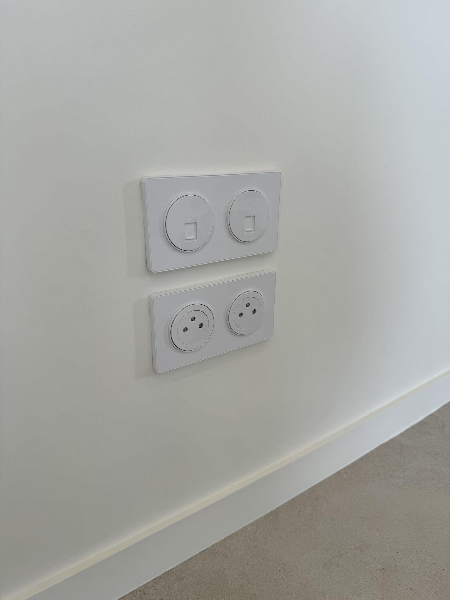 Prises murales et Ethernet logement