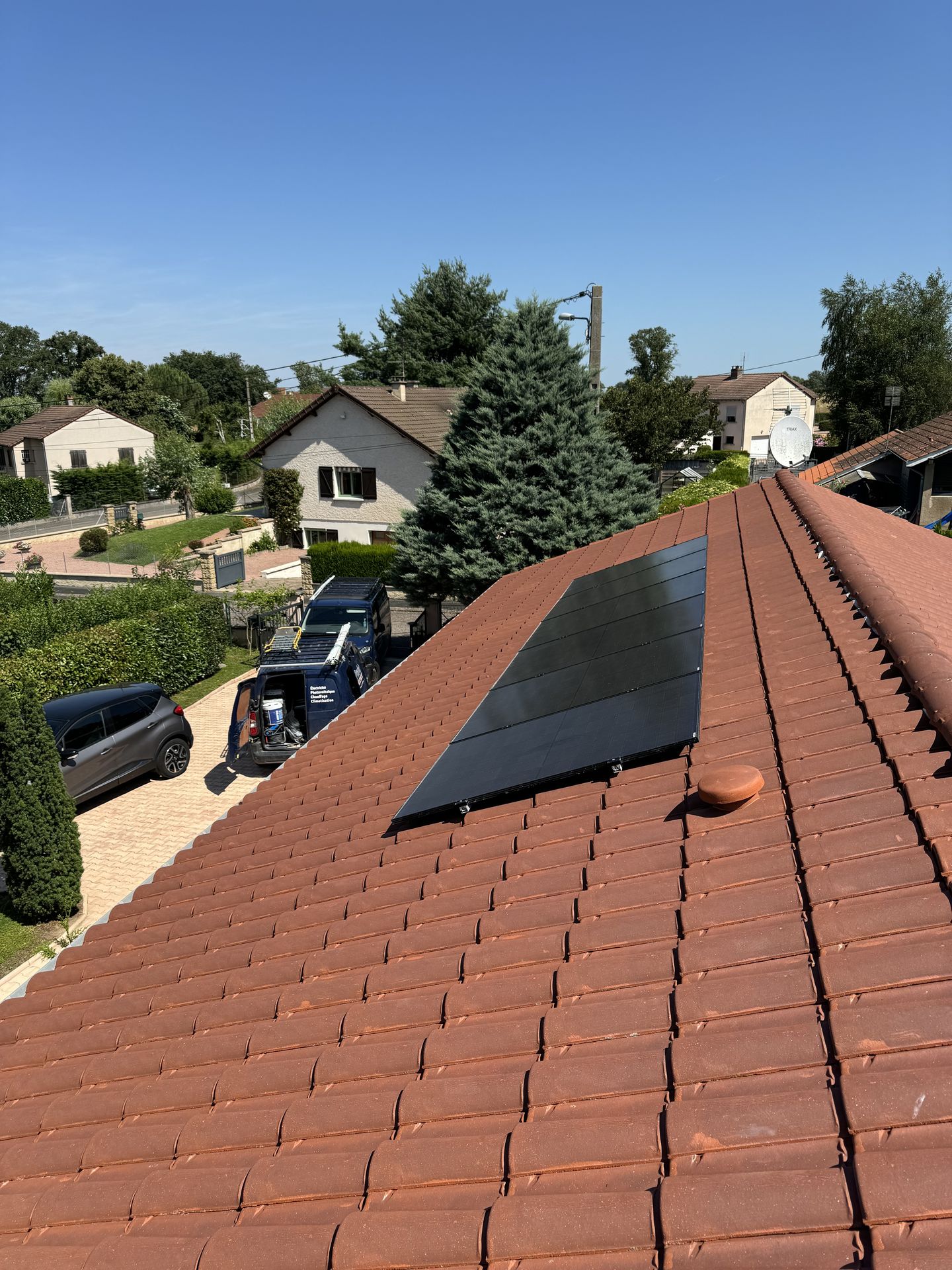 Installation panneaux solaires photovoltaïques sur toiture – Pradet Électricité Saône-et-Loire