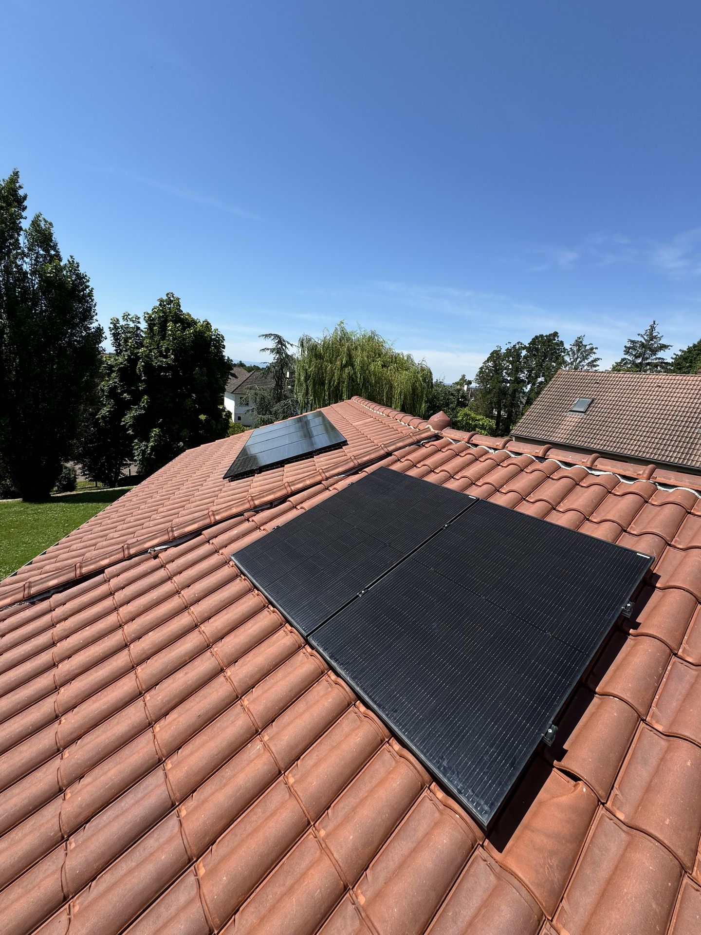 Panneaux photovoltaïques sur toiture résidentielle